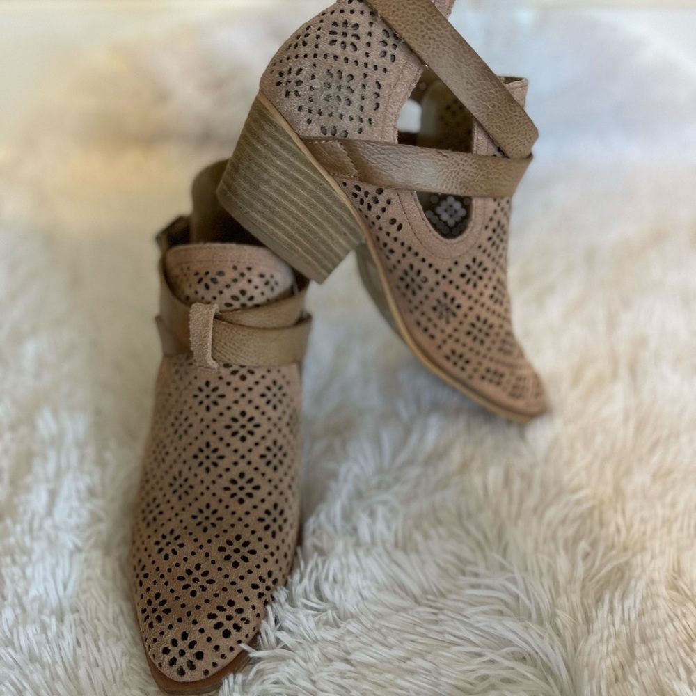 Chinese Laundry women’s booties size 6